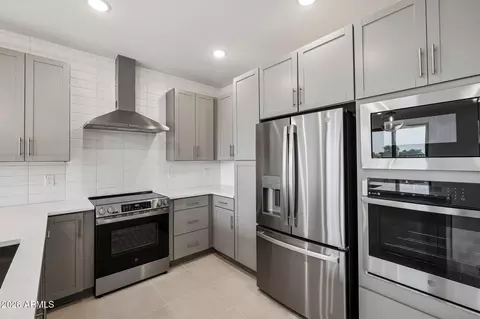Kitchen - 5428 S 35th Way, Phoenix, AZ 85040 photo 3 of 7