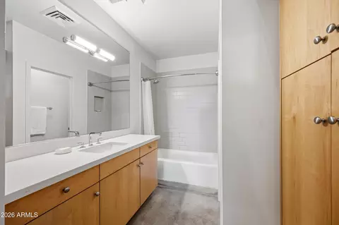 Bath - 914 E Osborn Rd #416, Phoenix, AZ 85014 photo 1 of 4