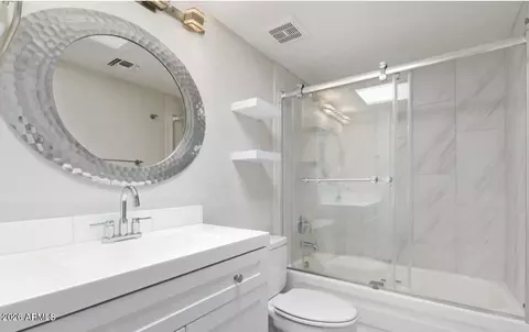 Bath - 6502 N 10th Pl, Phoenix, AZ 85014 photo 4 of 4