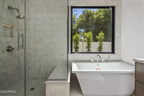 Bath - 5929 N 14th St, Phoenix, AZ 85014 photo 2 of 7