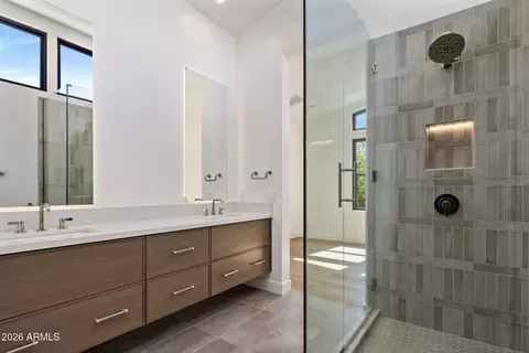 Bath - 5929 N 14th St, Phoenix, AZ 85014 photo 6 of 7