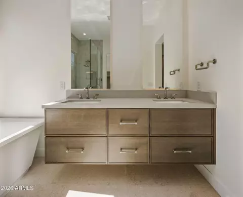 Bath - 5929 N 14th St, Phoenix, AZ 85014 photo 4 of 7