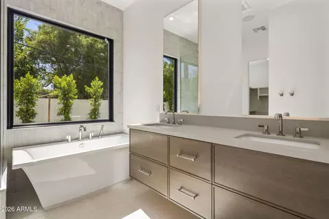 Bath - 5929 N 14th St, Phoenix, AZ 85014 photo 3 of 7