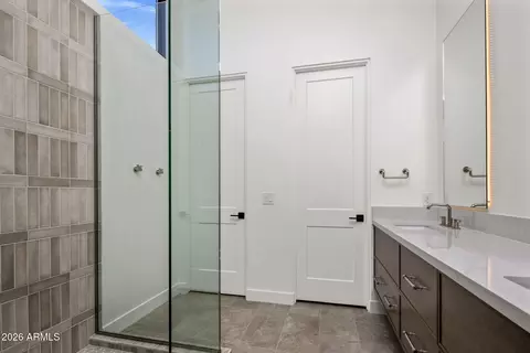 Bath - 5929 N 14th St, Phoenix, AZ 85014 photo 5 of 7