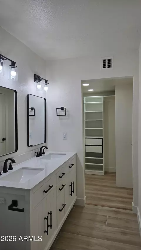 Bath - 204 E Fleet Dr, Tempe, AZ 85283 photo 2 of 5