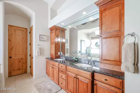 Bath - 925 E Valencia Dr, Phoenix, AZ 85042 photo 2 of 5