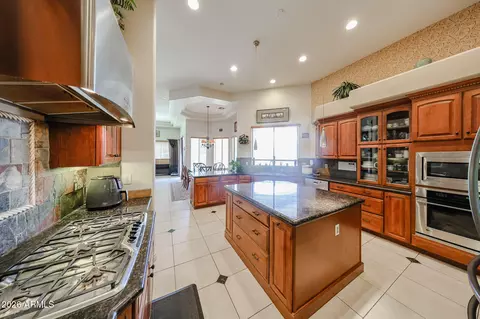 Kitchen - 925 E Valencia Dr, Phoenix, AZ 85042 photo 4 of 5