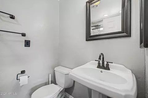 Bath - 3011 E Winchcomb Dr, Phoenix, AZ 85032 photo 9 of 11