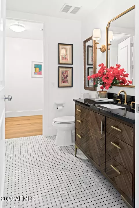 Bath - 2211 E Camelback Rd #902, Phoenix, AZ 85016 photo 5 of 6