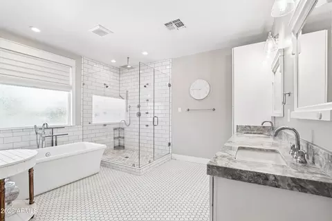 Bath - 3913 E Devonshire Ave, Phoenix, AZ 85018 photo 2 of 6