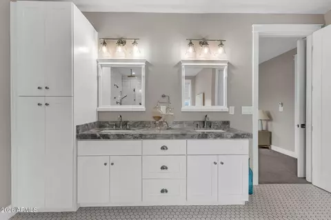 Bath - 3913 E Devonshire Ave, Phoenix, AZ 85018 photo 2 of 6