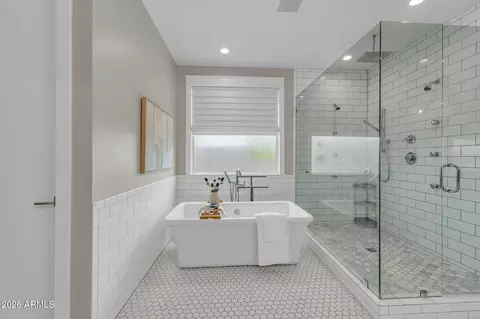 Bath - 3913 E Devonshire Ave, Phoenix, AZ 85018 photo 1 of 6