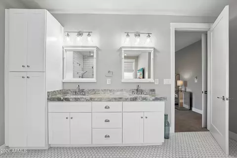 Bath - 3913 E Devonshire Ave, Phoenix, AZ 85018 photo 1 of 6