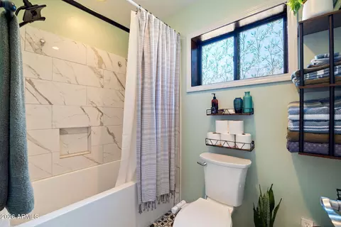 Bath - 2266 Spitfire Cir, Overgaard, AZ 85933 photo 2 of 4