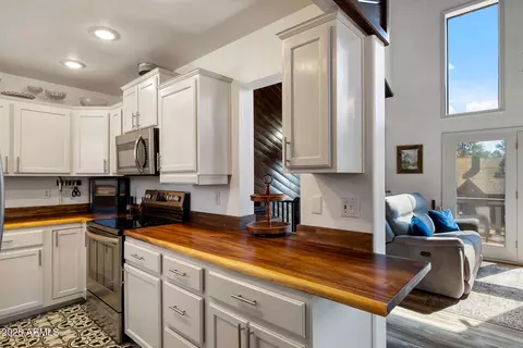 Kitchen - 2266 Spitfire Cir, Overgaard, AZ 85933 photo 2 of 3