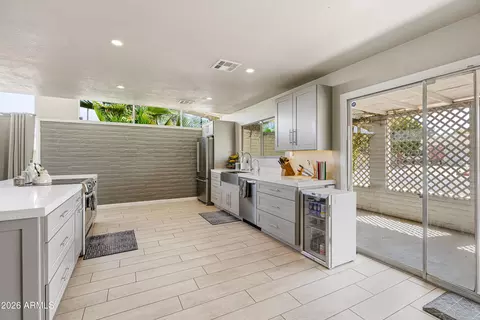 Kitchen - 2913 W Madras Ln, Phoenix, AZ 85053 photo 1 of 5
