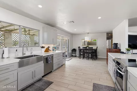 Kitchen - 2913 W Madras Ln, Phoenix, AZ 85053 photo 2 of 5