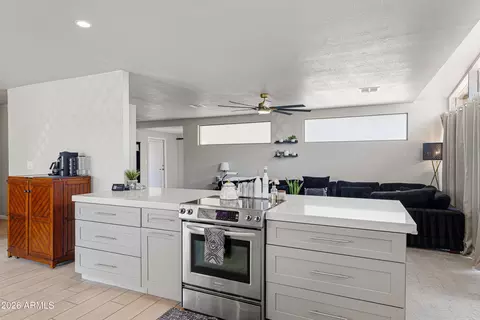 Kitchen - 2913 W Madras Ln, Phoenix, AZ 85053 photo 4 of 5