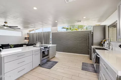 Kitchen - 2913 W Madras Ln, Phoenix, AZ 85053 photo 3 of 5