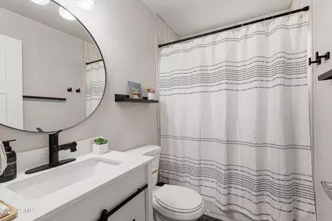 Bath - 2913 W Madras Ln, Phoenix, AZ 85053 photo 1 of 3