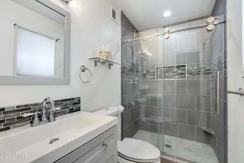 Bath - 2815 E Sylvia St, Phoenix, AZ 85032 photo 1 of 2