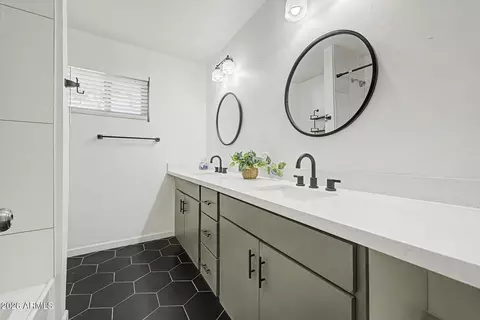 Bath - 601 Euclid Ave, Phoenix, AZ 85042 photo 2 of 3