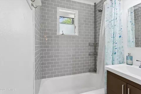 Bath - 3323 E Palm Ln, Phoenix, AZ 85008 photo 4 of 4