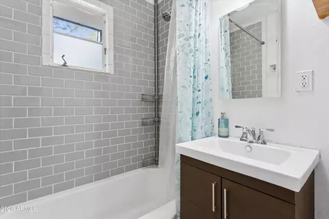 Bath - 3323 E Palm Ln, Phoenix, AZ 85008 photo 3 of 4