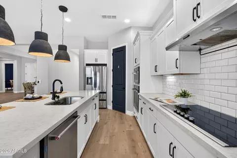 Kitchen - 992 E Parkview Dr, Gilbert, AZ 85295 photo 4 of 5
