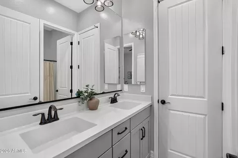 Bath - 992 E Parkview Dr, Gilbert, AZ 85295 photo 5 of 5