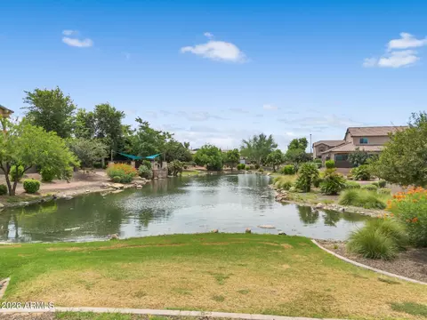 View/Area - 992 E Parkview Dr, Gilbert, AZ 85295 photo 3 of 10