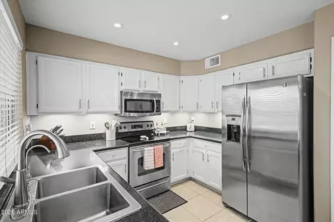 Kitchen - 4337 E Windmere Dr, Phoenix, AZ 85048 photo 3 of 4