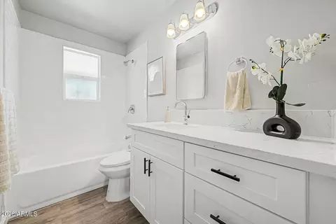 Bath - 3227 W Montecito Ave, Phoenix, AZ 85017 photo 3 of 3