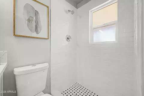 Bath - 3227 W Montecito Ave, Phoenix, AZ 85017 photo 2 of 3