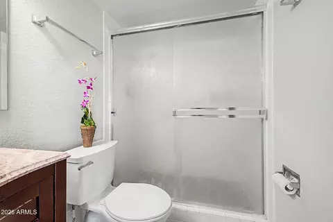 Bath - 4727 E Lafayette Blvd #208, Phoenix, AZ 85018 photo 2 of 4
