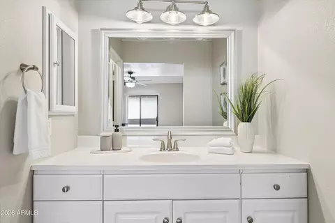 Bath - 3102 E Clarendon Ave #206, Phoenix, AZ 85016 photo 1 of 5