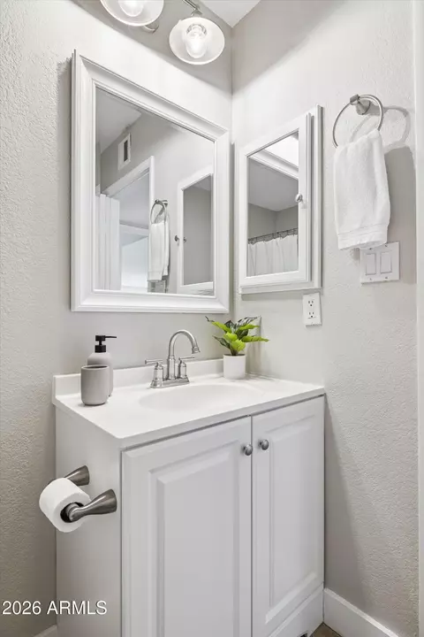 Bath - 3102 E Clarendon Ave #206, Phoenix, AZ 85016 photo 4 of 5
