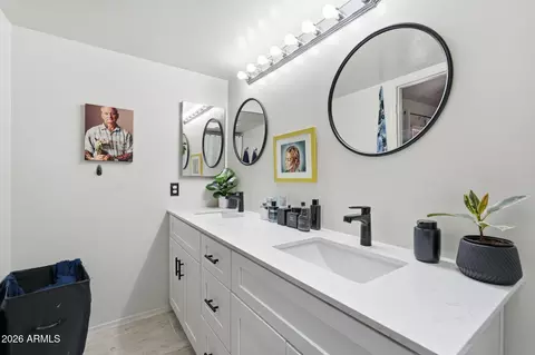 Bath - 4205 E Ludlow Dr, Phoenix, AZ 85032 photo 2 of 3