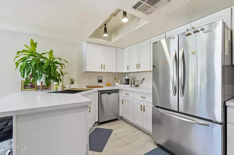 Kitchen - 4205 E Ludlow Dr, Phoenix, AZ 85032 photo 6 of 6