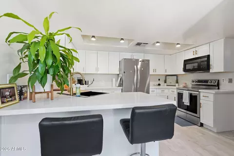 Kitchen - 4205 E Ludlow Dr, Phoenix, AZ 85032 photo 5 of 6