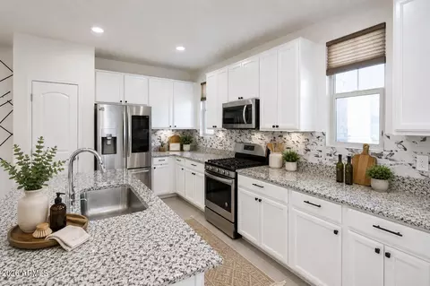 Kitchen - 36 E Constitution Dr, Gilbert, AZ 85296 photo 5 of 5
