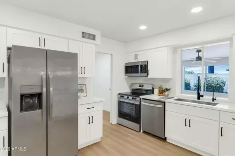 Kitchen - 7822 E Lindner Ave, Mesa, AZ 85209 photo 4 of 5