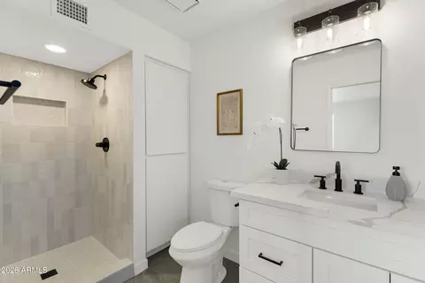 Bath - 7822 E Lindner Ave, Mesa, AZ 85209 photo 1 of 2