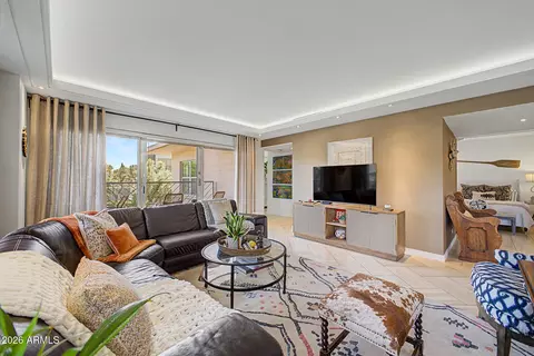 Living - 2201 N Central Ave #2F, Phoenix, AZ 85004 photo 2 of 4