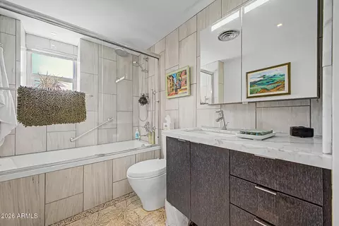 Bath - 2201 N Central Ave #2F, Phoenix, AZ 85004 photo 1 of 3