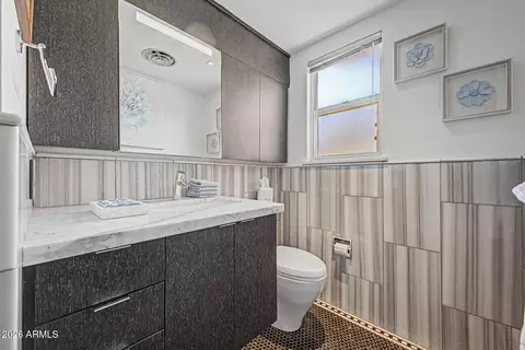 Bath - 2201 N Central Ave #2F, Phoenix, AZ 85004 photo 2 of 3