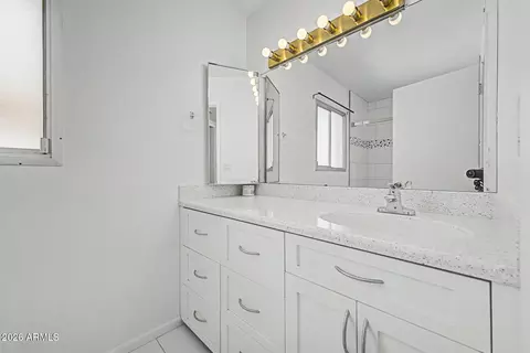 Bath - 1703 E Watson Dr, Tempe, AZ 85283 photo 2 of 3