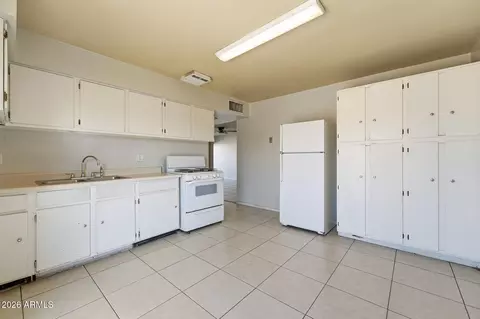 Kitchen - 7714 W Mitchell Dr, Phoenix, AZ 85033 photo 2 of 2