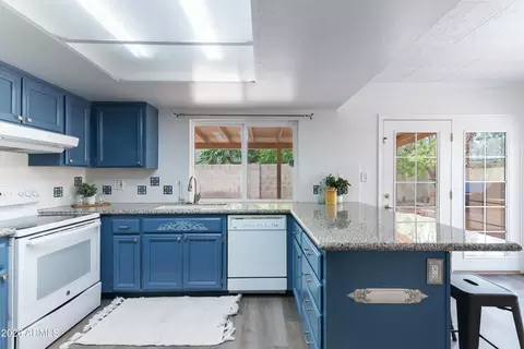 Kitchen - 2338 E Yucca St, Phoenix, AZ 85028 photo 2 of 5