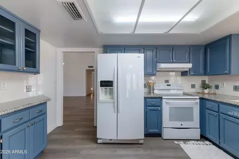 Kitchen - 2338 E Yucca St, Phoenix, AZ 85028 photo 3 of 5